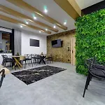 Lux Wolf Jacuzzi&sauna&grota Solna Guest house