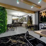 Lux Wolf Jacuzzi&sauna&grota Solna 3*