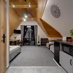 Lux Wolf Jacuzzi&sauna&grota Solna 3*