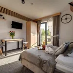 Lux Wolf Jacuzzi&sauna&grota Solna