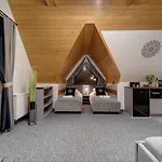 Lux Wolf Jacuzzi&sauna&grota Solna Gasthof