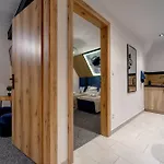 Lux Wolf Jacuzzi&sauna&grota Solna 3*