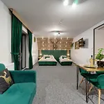 Lux Wolf Jacuzzi&sauna&grota Solna 3* بوكافينا تترايسكا