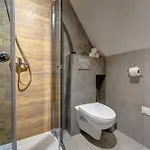 Lux Wolf Jacuzzi&sauna&grota Solna 3*