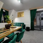 Lux Wolf Jacuzzi&sauna&grota Solna Guest house