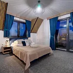 Lux Wolf Jacuzzi&sauna&grota Solna Guest house