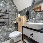 Lux Wolf Jacuzzi&sauna&grota Solna Guest house
