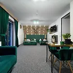 Gasthof Lux Wolf Jacuzzi&sauna&grota Solna 3*