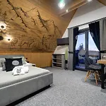 Guest house Lux Wolf Jacuzzi&sauna&grota Solna
