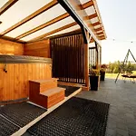 Lux Wolf Jacuzzi&sauna&grota Solna 3*