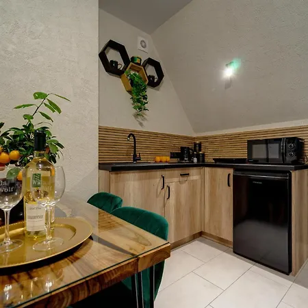 Lux Wolf 招待所 3*