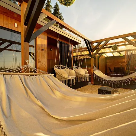 Lux Wolf Jacuzzi&sauna&grota Solna בית הארחה 3*