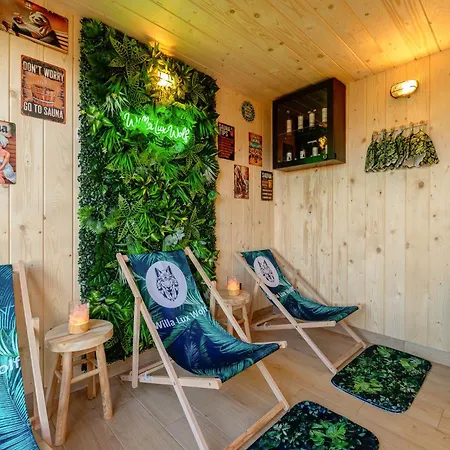Lux Wolf Jacuzzi&sauna&grota Solna Pensión 3*